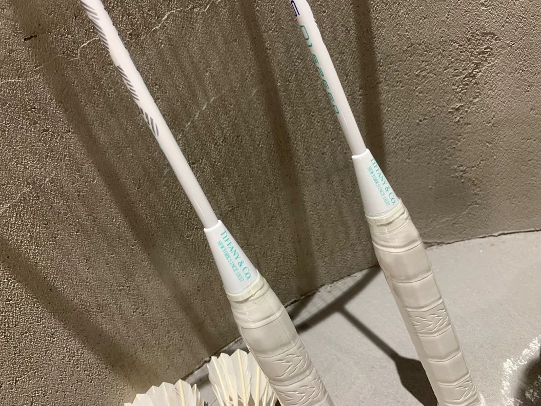 全新捡漏TF羽毛球拍超轻全碳素4U羽毛球拍 每个女孩都会心动的运动单品，质量杠杠的，超轻全碳羽毛球拍套装，羽毛球爱好者必入款，我们一起运动起来，放在家里也是一件